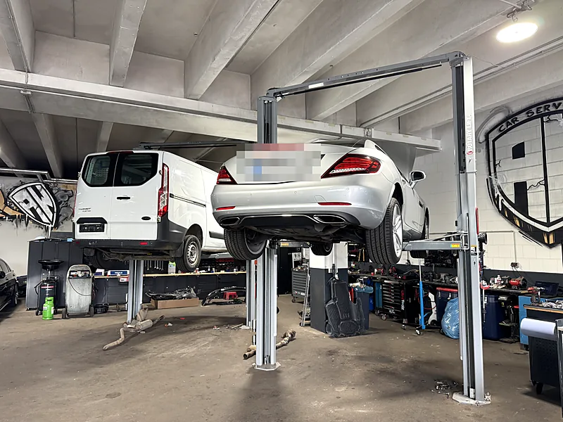 Zwei Hebebühnen mit Pkw und Transporter bei Car Service Bindlach