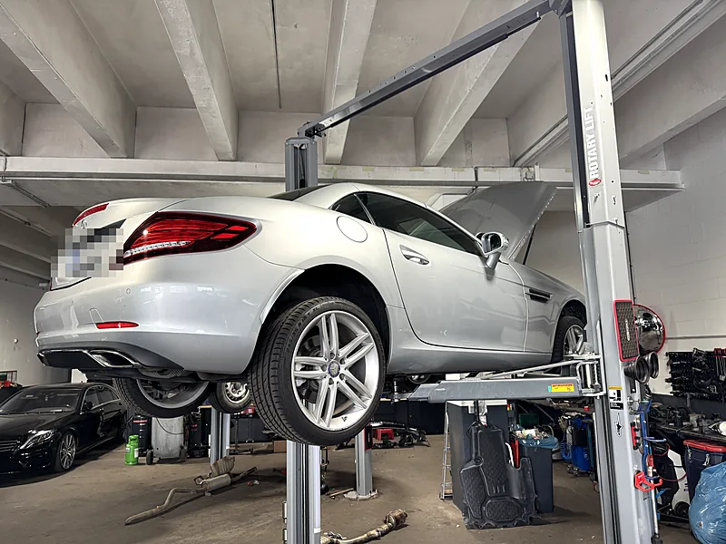 Mercedes SLC auf der Hebebühne in der Werkstatt in Bindlach