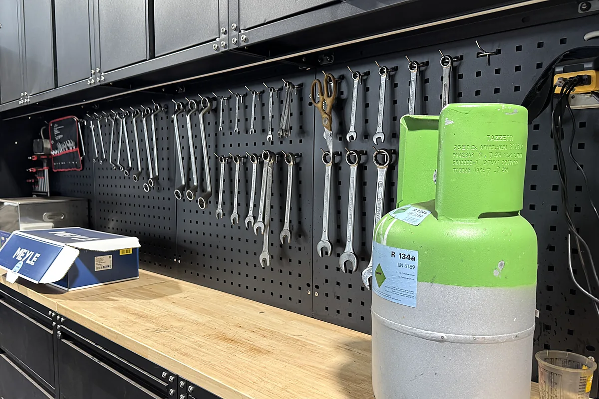 Kältemittelflasche R 134a an der Werkbank in der Werkstatt in Bindlach