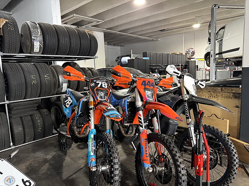 Enduro-Motorräder in der Motorradwerkstatt in Bindlach