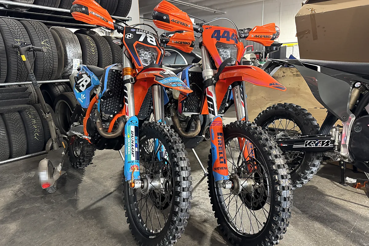 KTM-Enduros in der Motorradwerkstatt in Bindlach