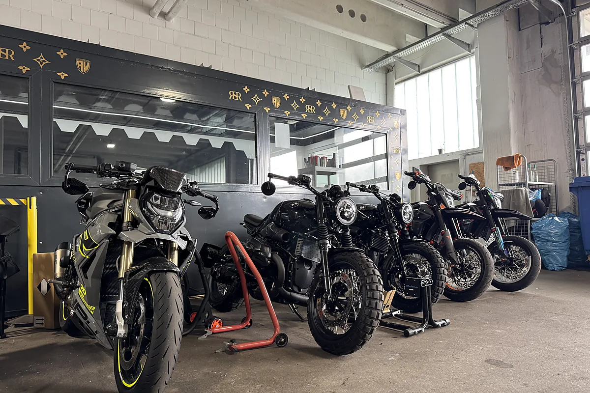 Motorräder und Hebebühnen in der Werkstatthalle im Esbachgraben in Bindlach