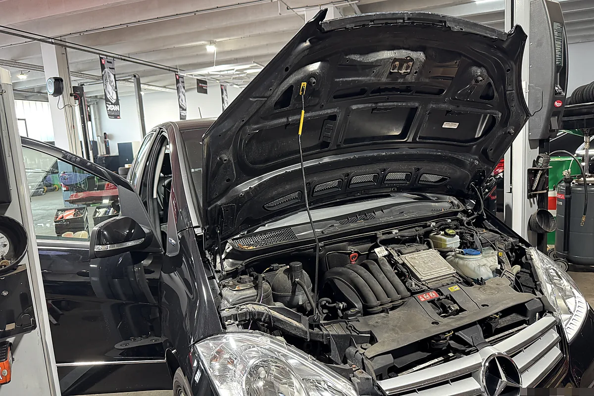 Geöffneter Motorraum bei der Arbeit in der Werkstatt in Bindlach