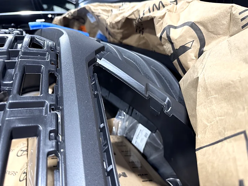 Neue Anbauteile in Originalverpackung, bereit zum Einbau