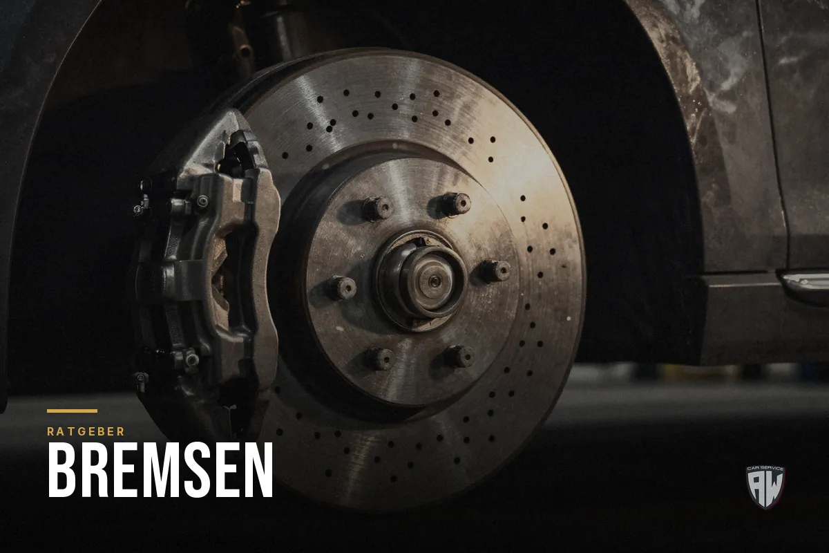 Symbolbild: Bremsscheibe und Bremssattel an der Radnabe, Nahaufnahme in dunkler Werkstatt – Titelbild mit dem Schriftzug „Bremsen“