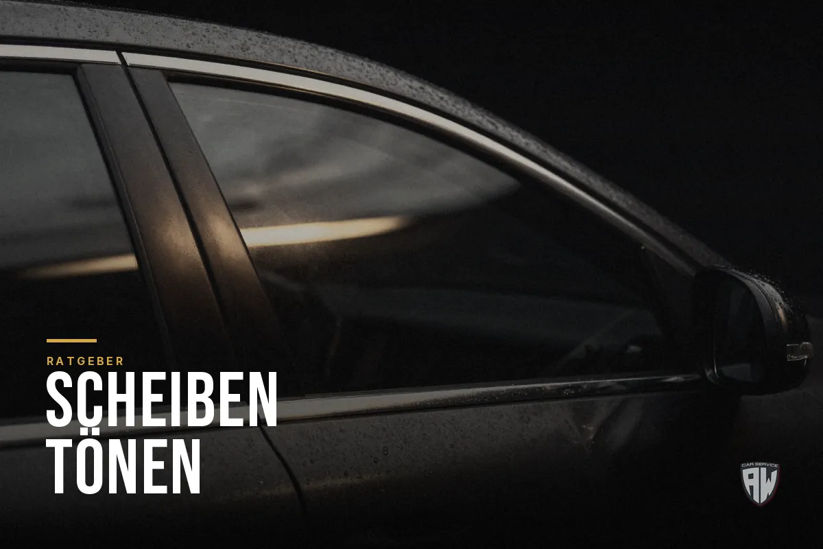Symbolbild: dunkel getönte Seitenscheibe eines Fahrzeugs mit Lichtreflex auf dem Glas – Titelbild mit dem Schriftzug „Scheiben tönen“