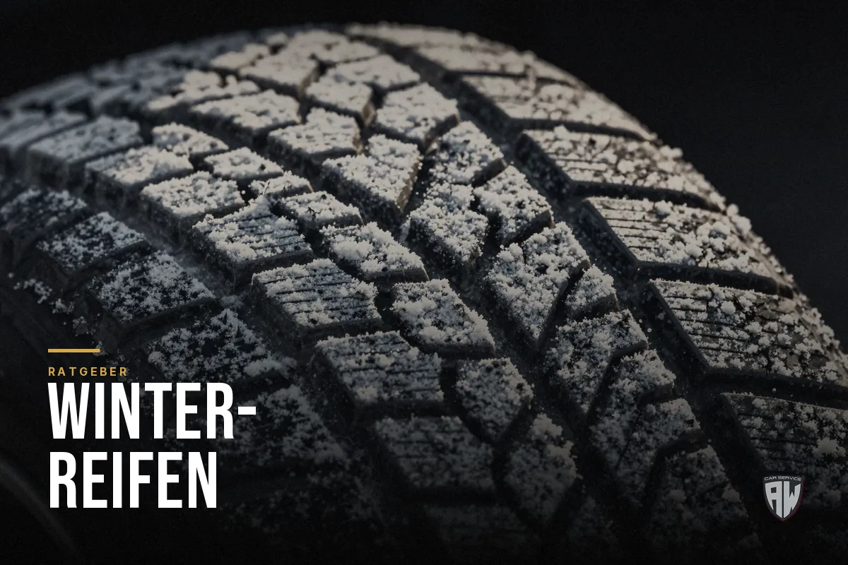 Symbolbild: Nahaufnahme eines Winterreifenprofils mit Schnee in den Lamellen – Titelbild mit dem Schriftzug „Winterreifen“