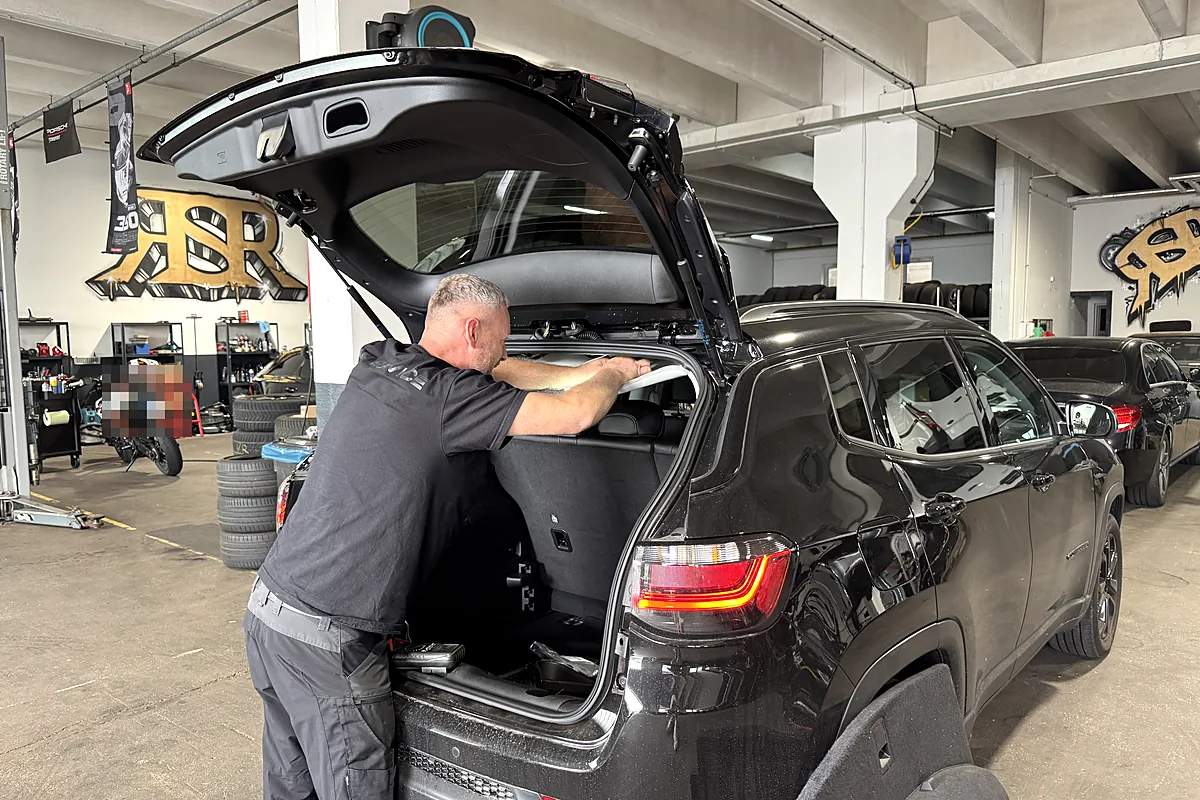 Arbeit am Fahrzeug in der Werkstatt in Bindlach