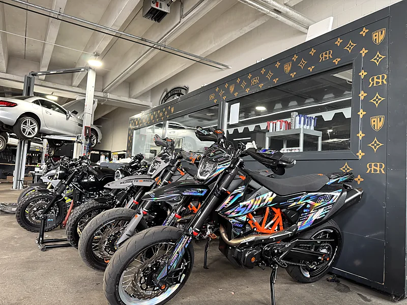 Umgebaute Supermoto-Motorräder bei Car Service Bindlach