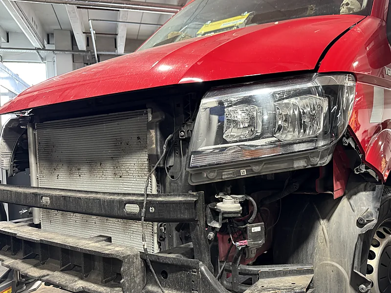 Transporter mit zerlegter Front bei der Unfallinstandsetzung in Bindlach