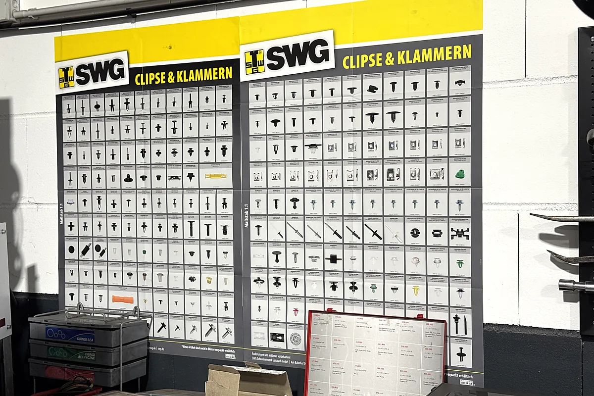 Sortiment an Clipsen und Klammern an der Werkstattwand