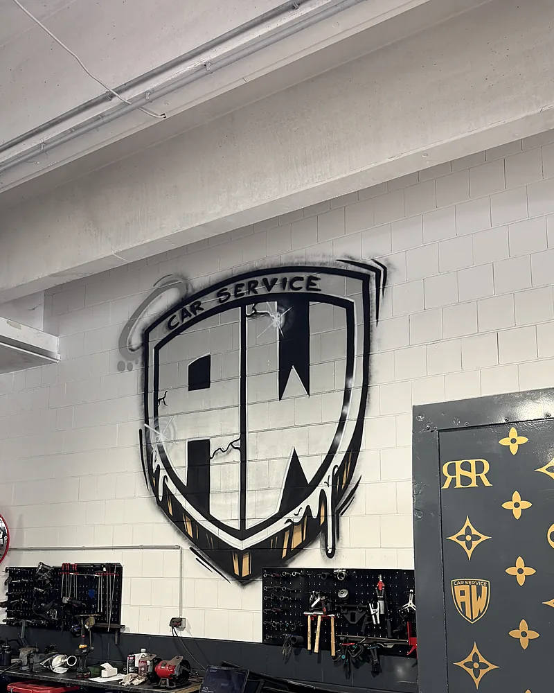 Das Wappen von Car Service Bindlach an der Hallenwand