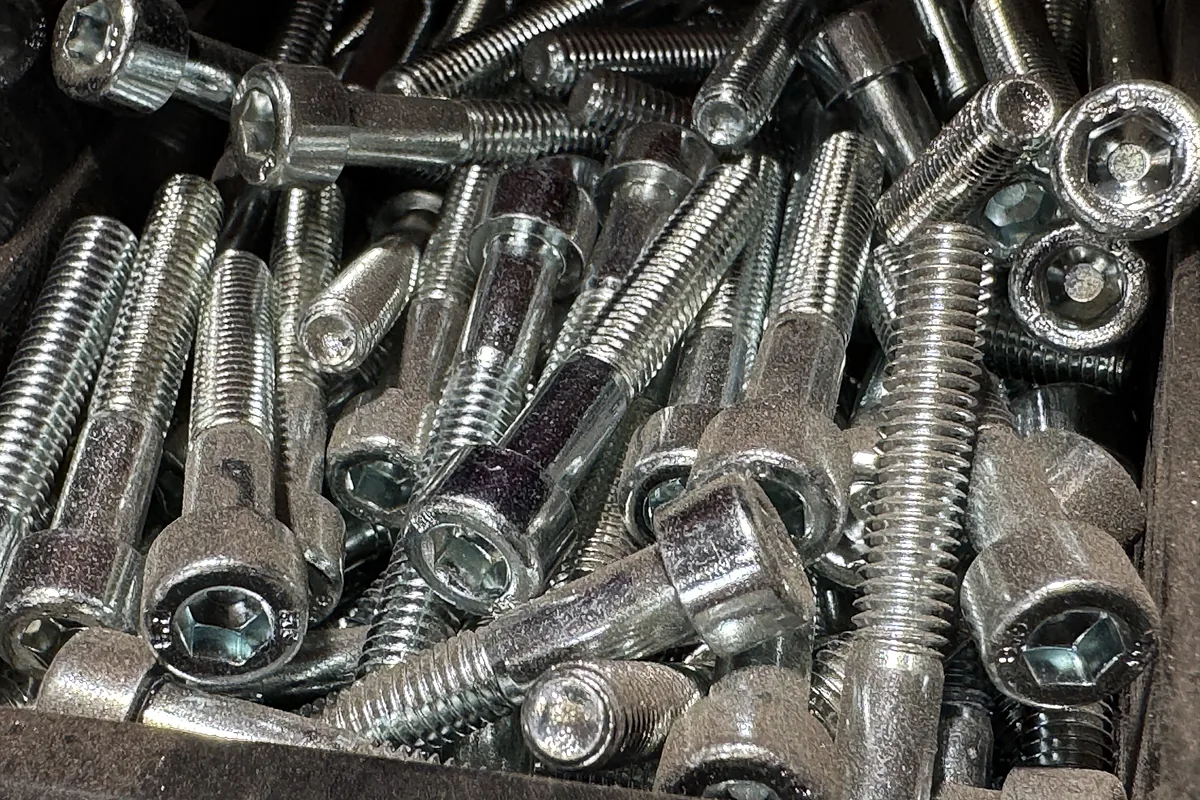 Sortierte Schrauben im Werkstattfach