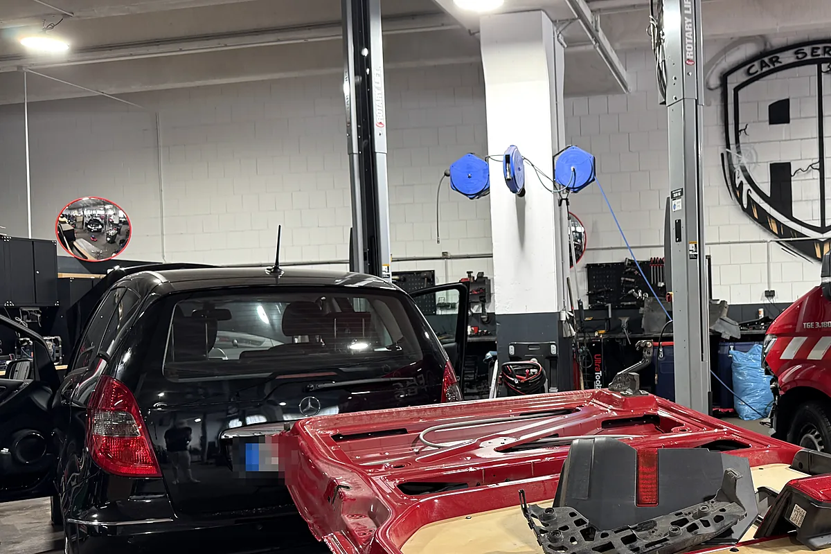 Fahrzeug auf der Hebebühne in der Werkstatthalle in Bindlach